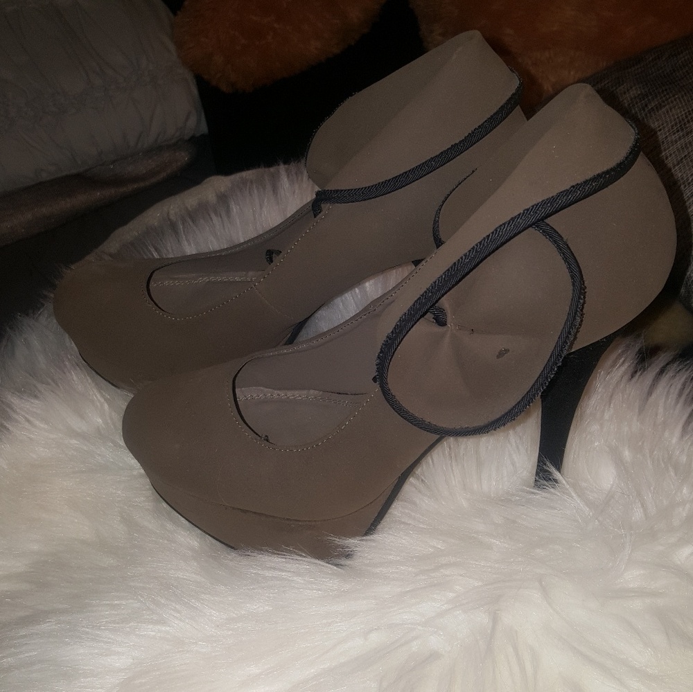 Heels - Picture 2 of 3